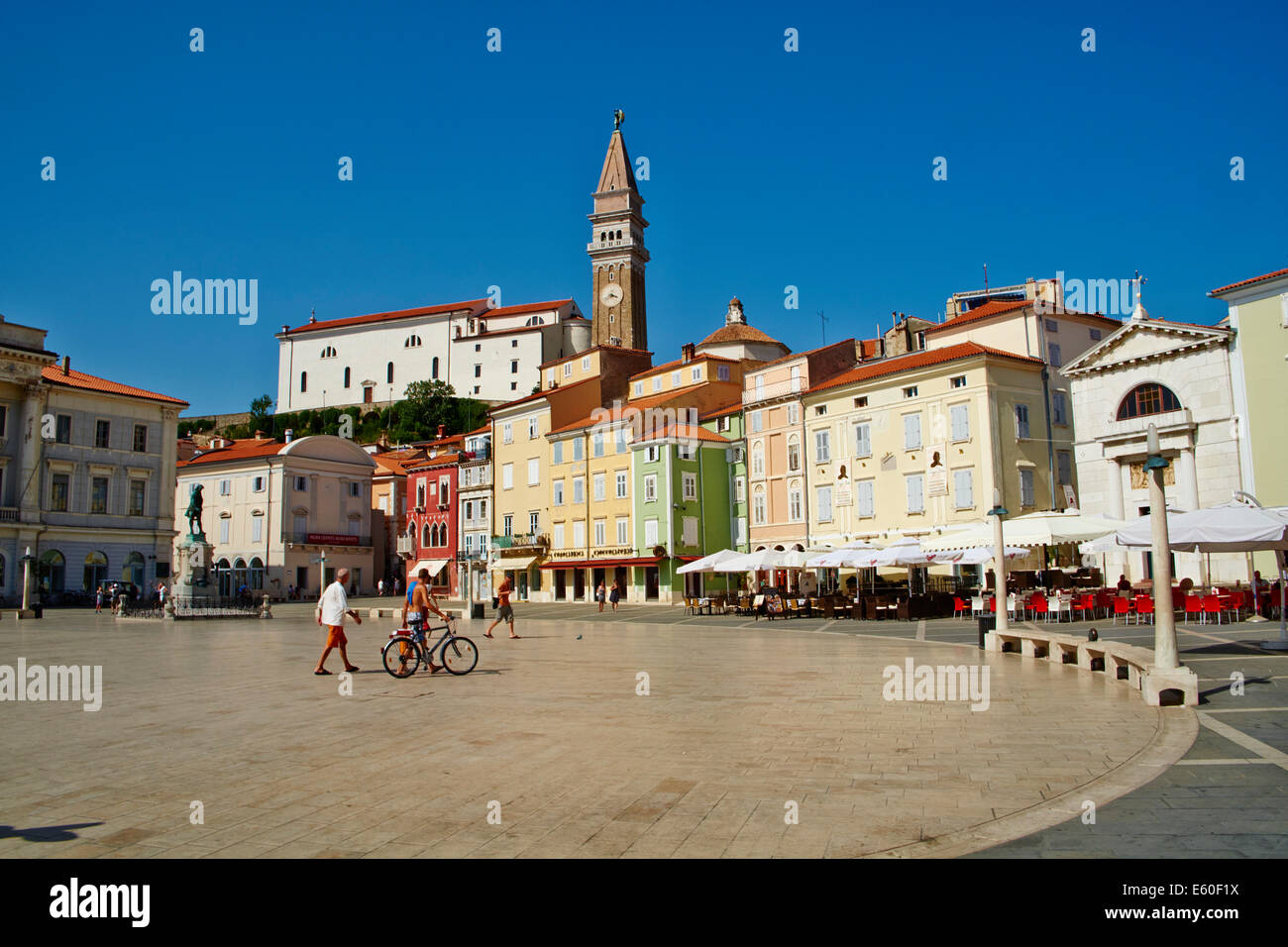 La Slovenia, regione di Primorska, costa Adriatica, pirano, Tartini Square e st. Chiesa di Georges Foto Stock