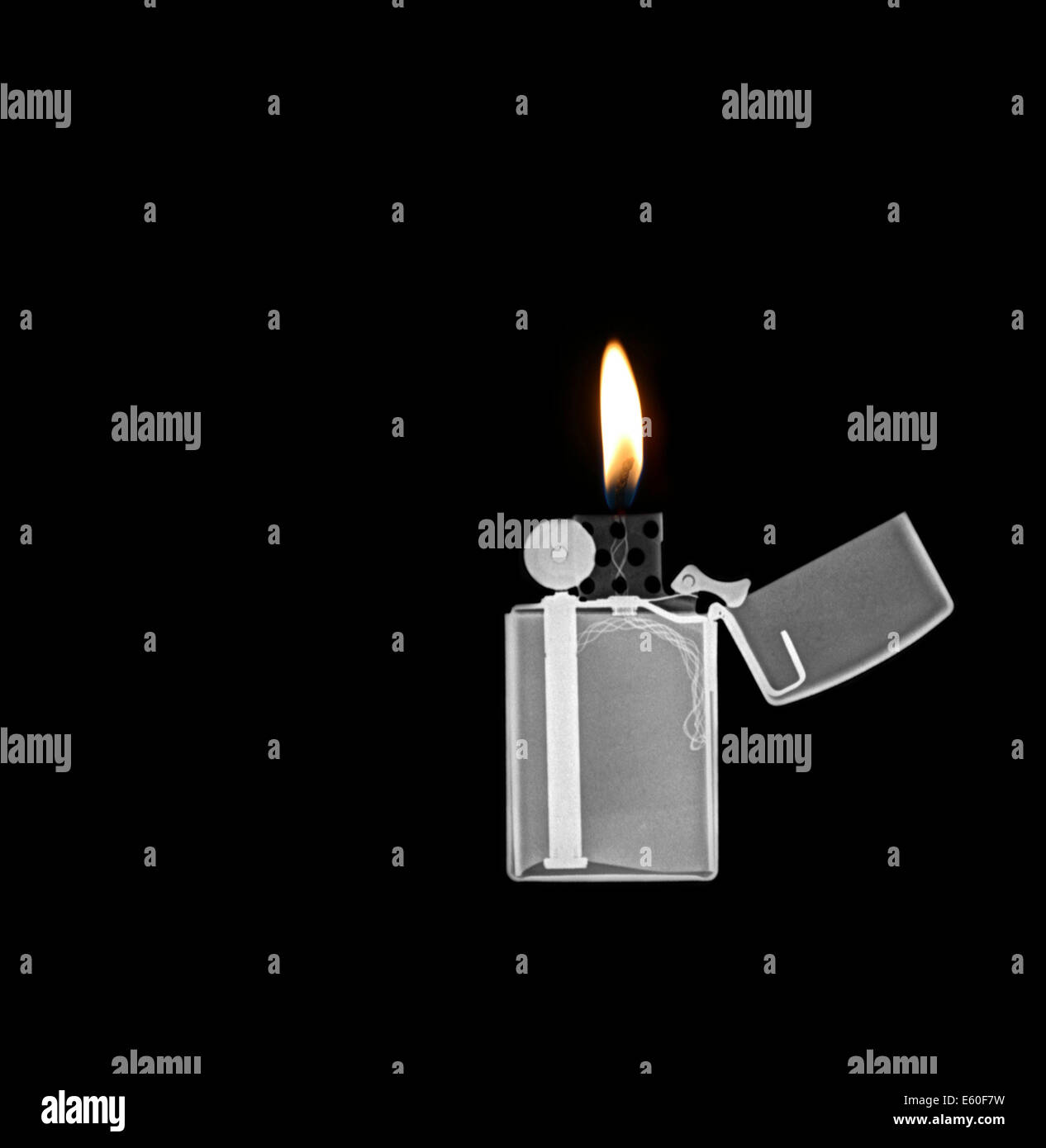 Immagine a raggi X di una mostra Zippo accendisigari Foto Stock