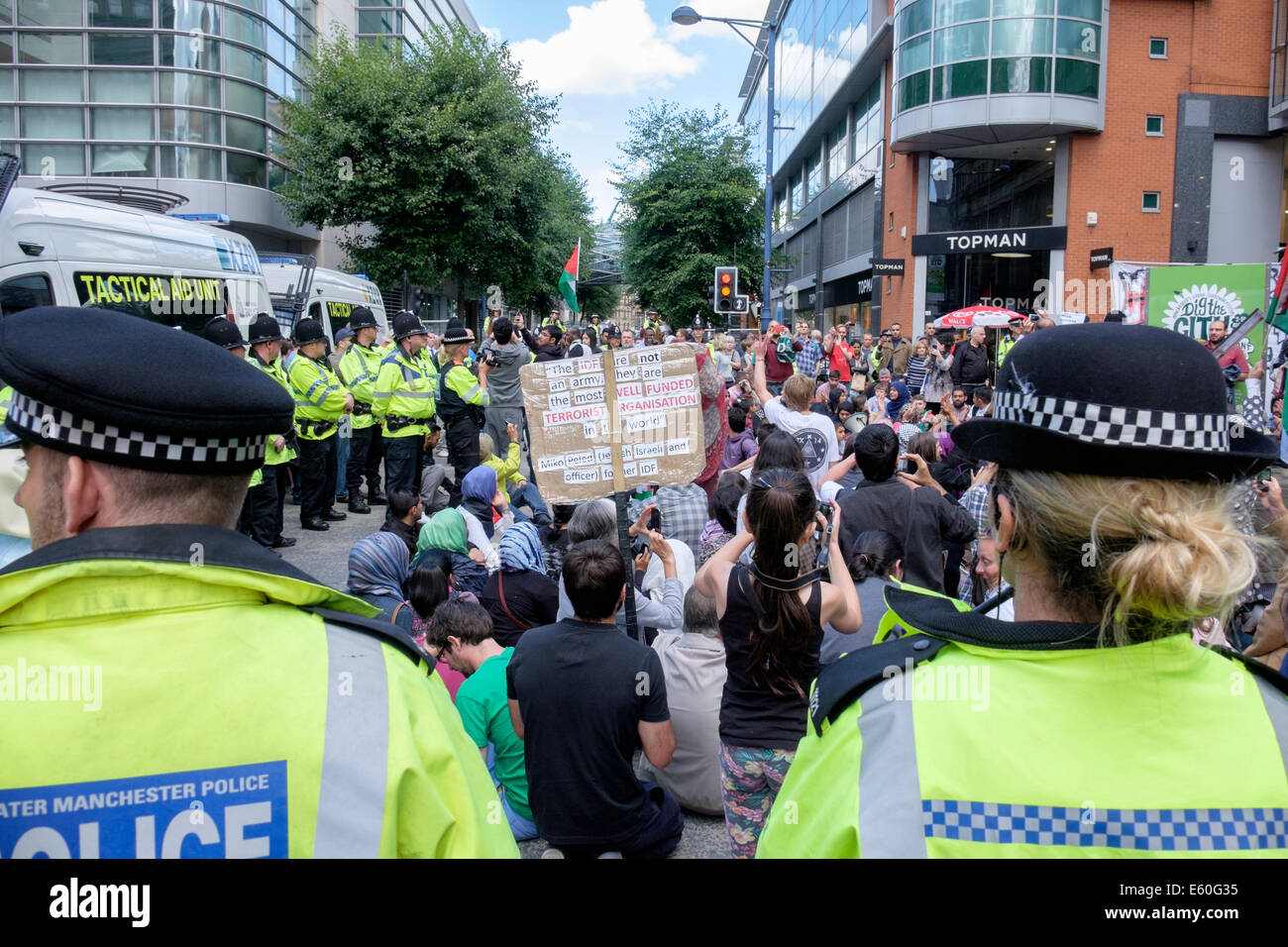 Manchester, Regno Unito. Il 9 agosto 2014. La polizia osservare il Pro dimostranti palestinesi in seduta Market Street dopo aver marciato attraverso il centro dello shopping per protestare contro l'occupazione israeliana di Gaza. Credito: Realimage/Alamy Live News Foto Stock