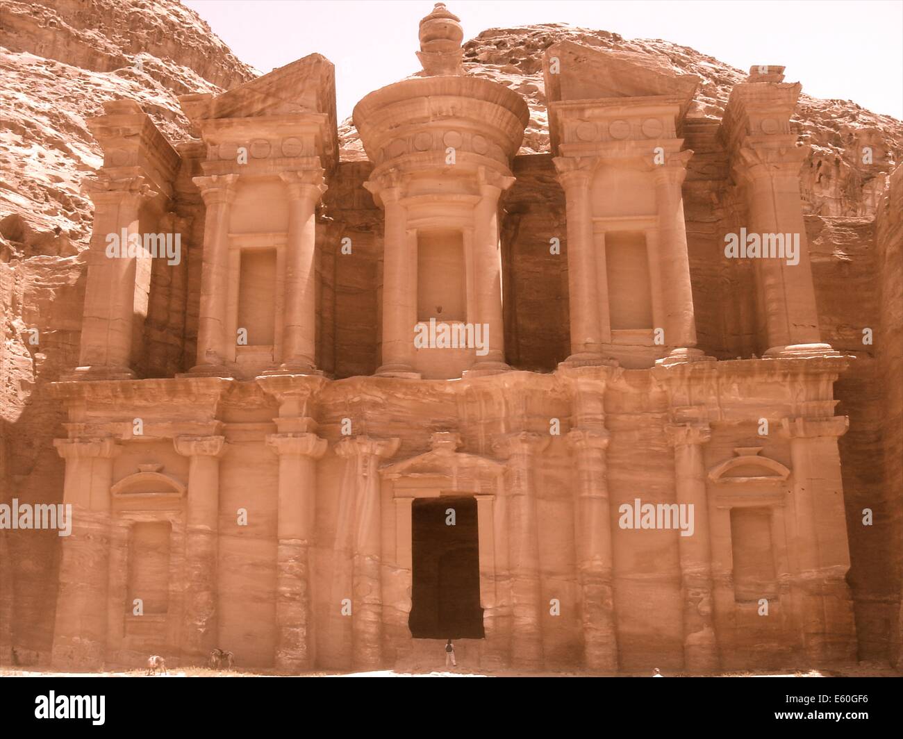 El Deir, il monastero di Petra, una delle sette meraviglie del mondo, nei deserti di Giordania Foto Stock