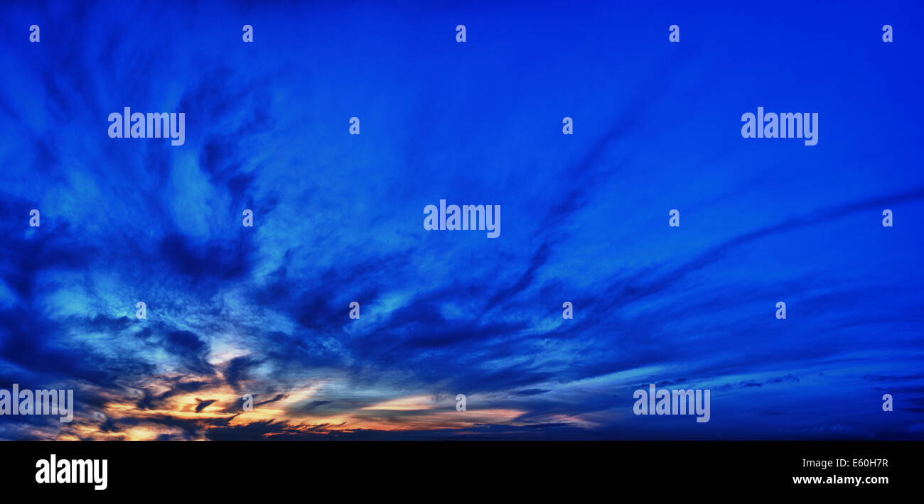 Panorama di colore scuro il cielo al tramonto - sullo sfondo della natura Foto Stock