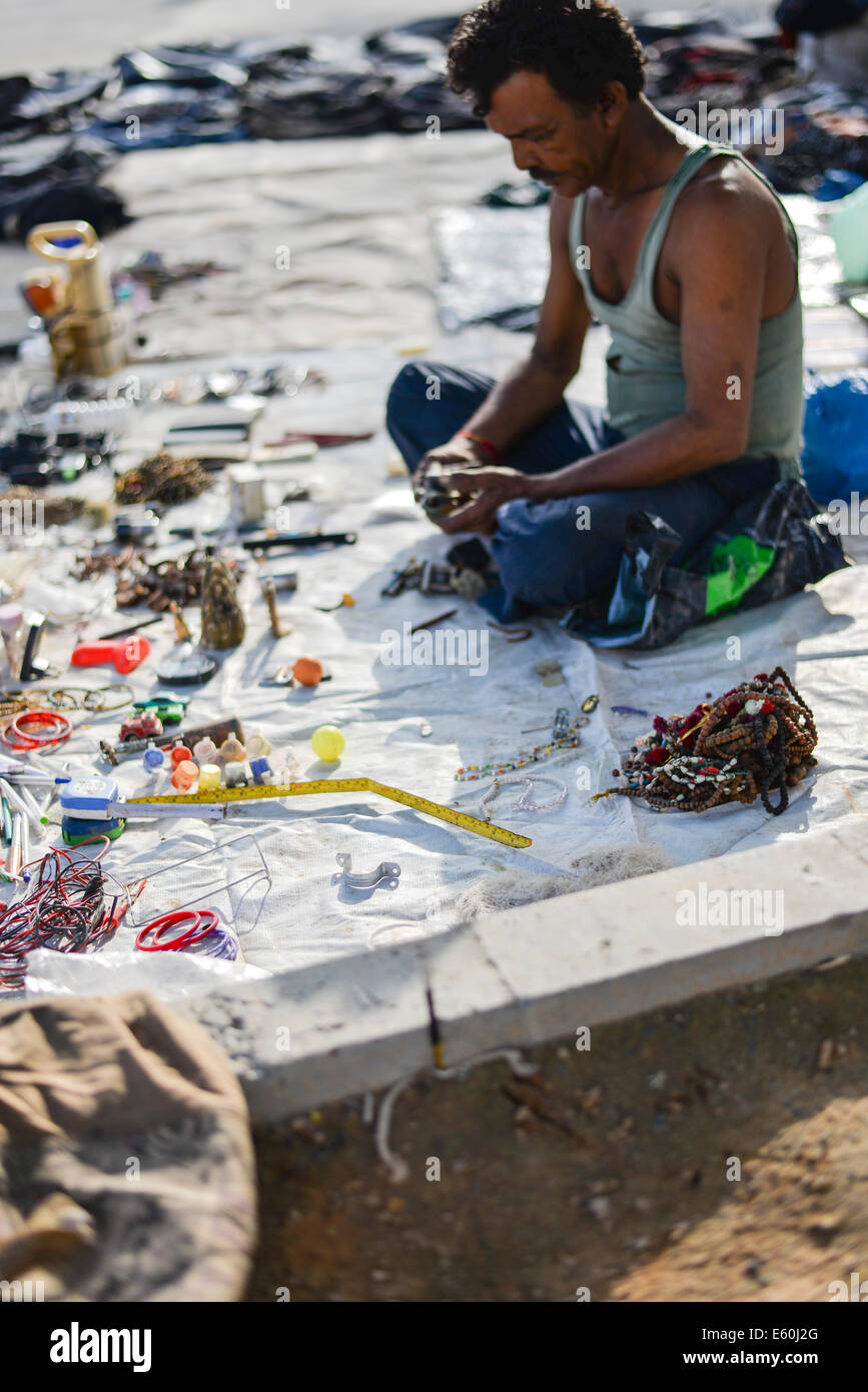 AHMEDABAD, Gujarat/INDIA - Domenica 10 agosto 2014 : Vari roba per vendere al mercato aperto, GujariBazaar in Ahmedabad. GujariBazaar è di 600 anni vecchio mercato di divertente raccolta di mobili antichi, utensili domestici, di seconda mano attrezzature informatiche, antichi metalware, vestiti, libri, e animali. Foto Stock