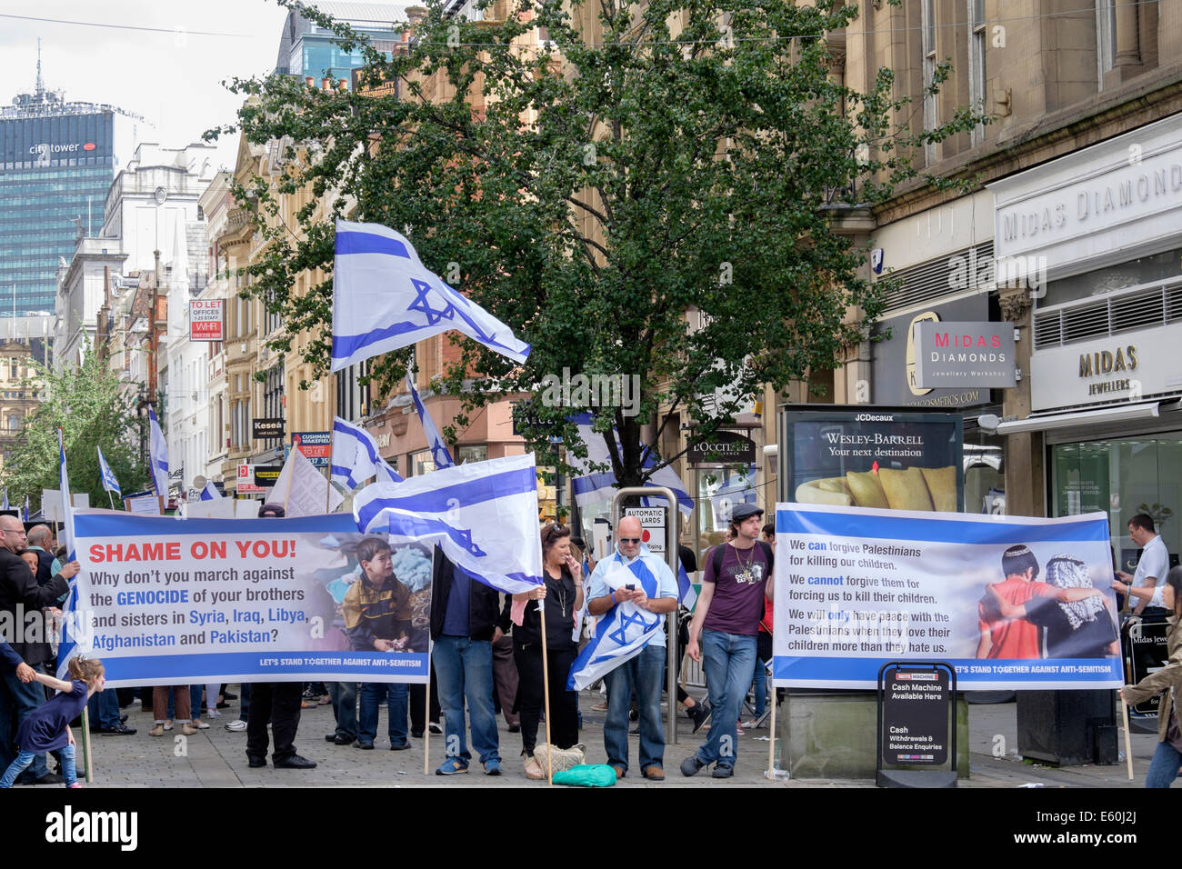 Manchester, Inghilterra, Regno Unito, 9 agosto 2014. Pro-Israeli e antisemitismo manifestanti in King Street al di fuori di una proprietà ebraiche di bellezza vendendo i prodotti israeliani e temuto di essere un bersaglio per la pro-palestinese marcia di protesta contro l'occupazione israeliana di Gaza. Foto Stock