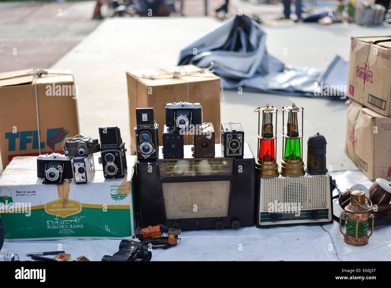AHMEDABAD, Gujarat/INDIA - Domenica 10 agosto 2014 : Vari roba per vendere al mercato aperto, GujariBazaar in Ahmedabad. GujariBazaar è di 600 anni vecchio mercato di divertente raccolta di mobili antichi, utensili domestici, di seconda mano attrezzature informatiche, antichi metalware, vestiti, libri, e animali. Foto Stock
