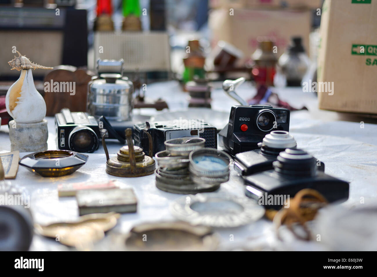 AHMEDABAD, Gujarat/INDIA - Domenica 10 agosto 2014 : Vari roba per vendere al mercato aperto, GujariBazaar in Ahmedabad. GujariBazaar è di 600 anni vecchio mercato di divertente raccolta di mobili antichi, utensili domestici, di seconda mano attrezzature informatiche, antichi metalware, vestiti, libri, e animali. Foto Stock