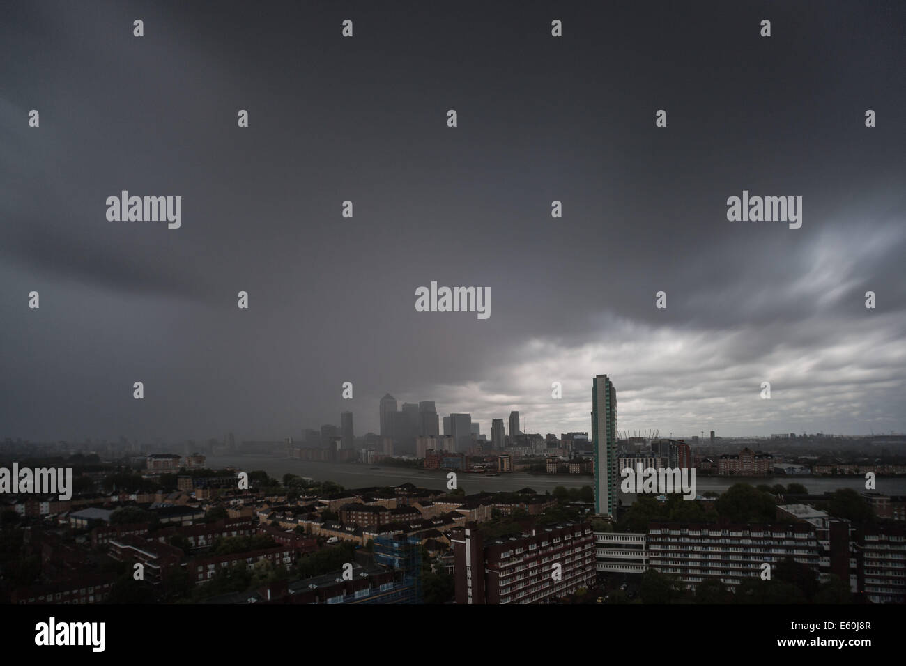 Londra, Regno Unito. 10 Agosto, 2014. Regno Unito: Meteo uragano Bertha porta il forte vento e tempeste di pioggia su Londra City Credit: Guy Corbishley/Alamy Live News Foto Stock