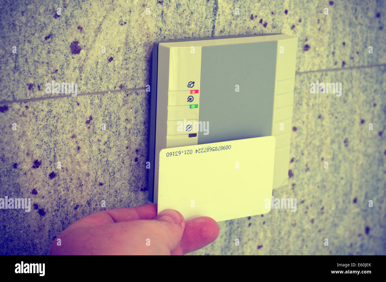 L'uomo mette la carta nel lettore carta accesso Foto Stock