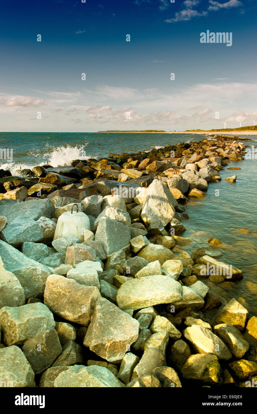 Paesaggio - lungo frangiflutti, poste lungo la costa Foto Stock