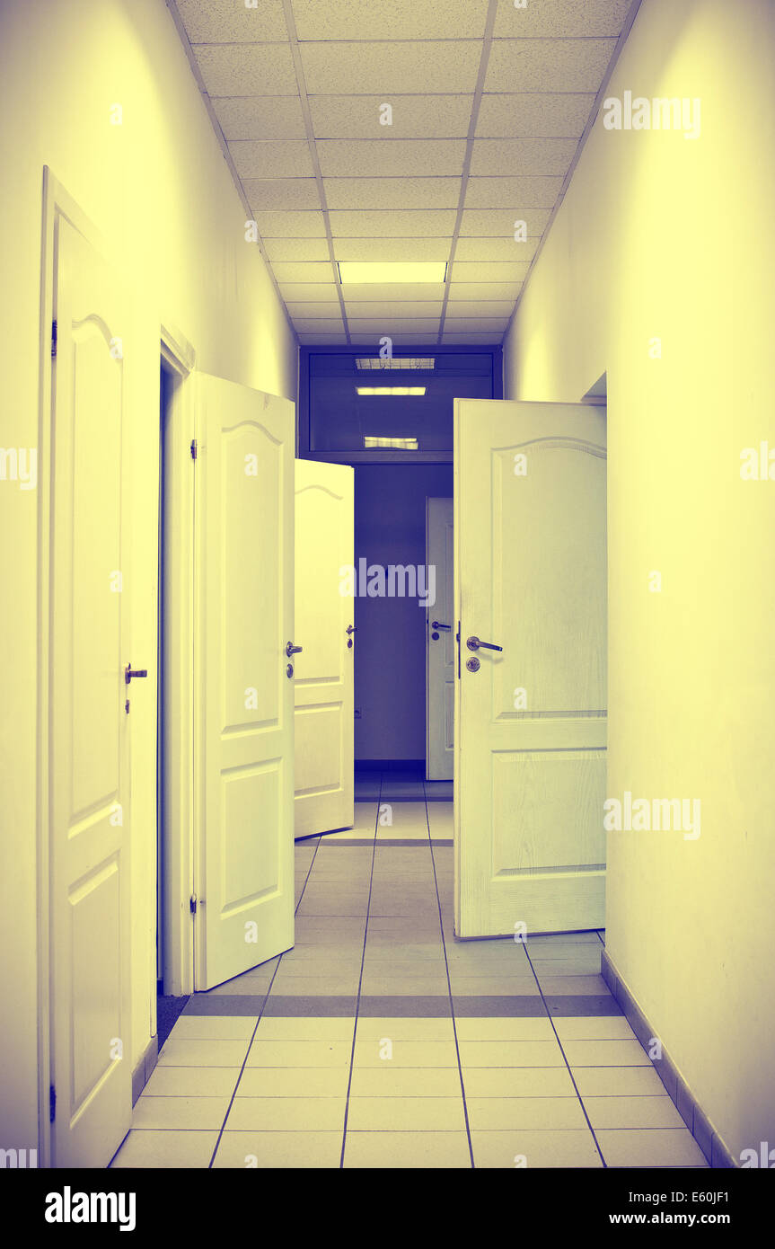 Corridoio con molte porte aperte - bianco e nero Foto Stock