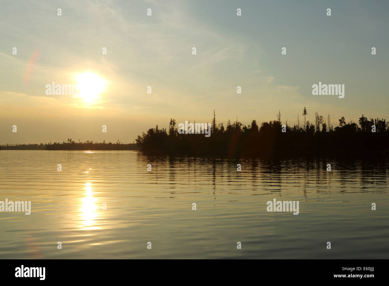 Otter lago vicino Missinipe, Saskatchewan, Canada al tramonto. Foto Stock