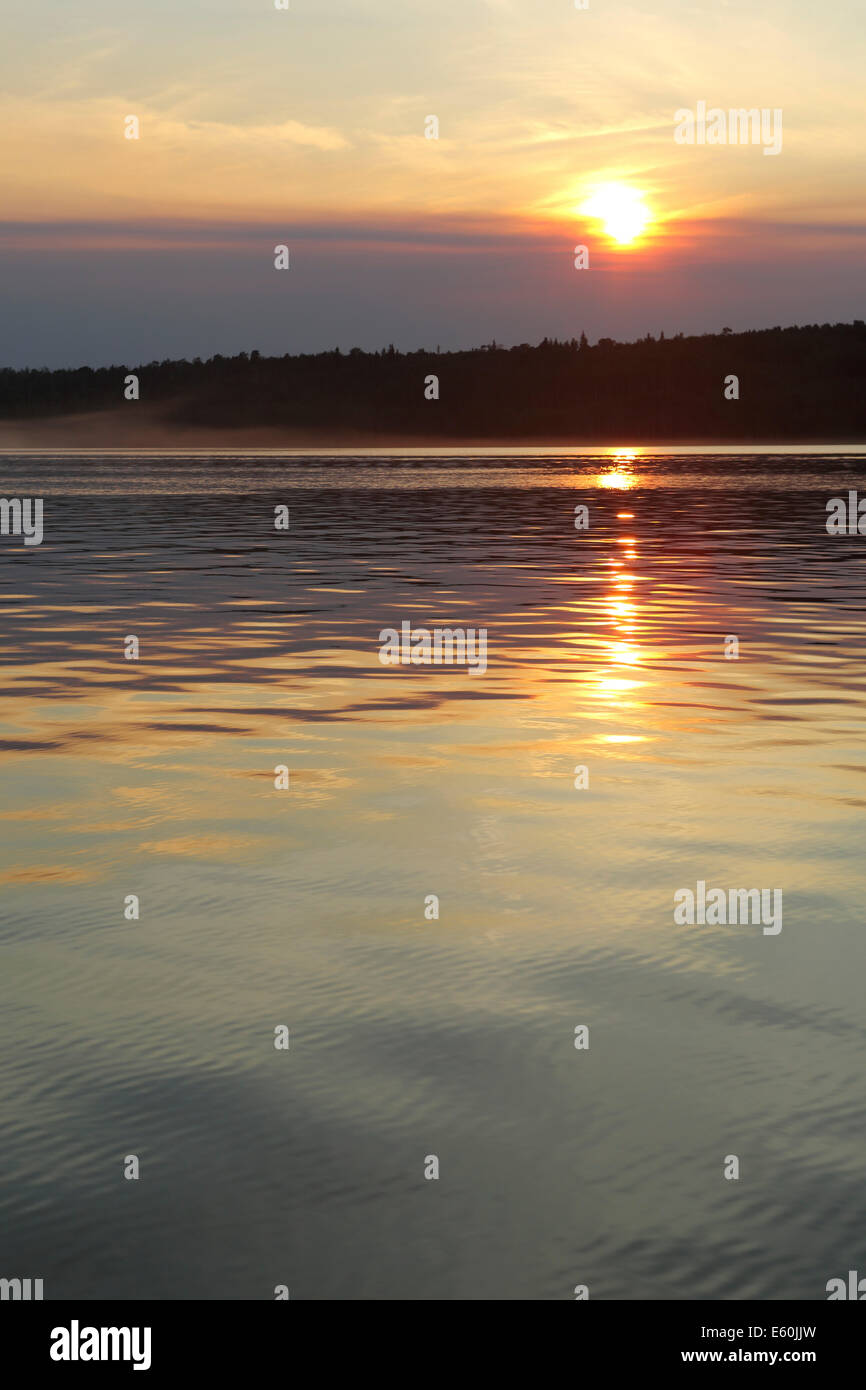 Tramonto a Otter lago vicino Missinipe, Saskatchewan, Canada. Foto Stock