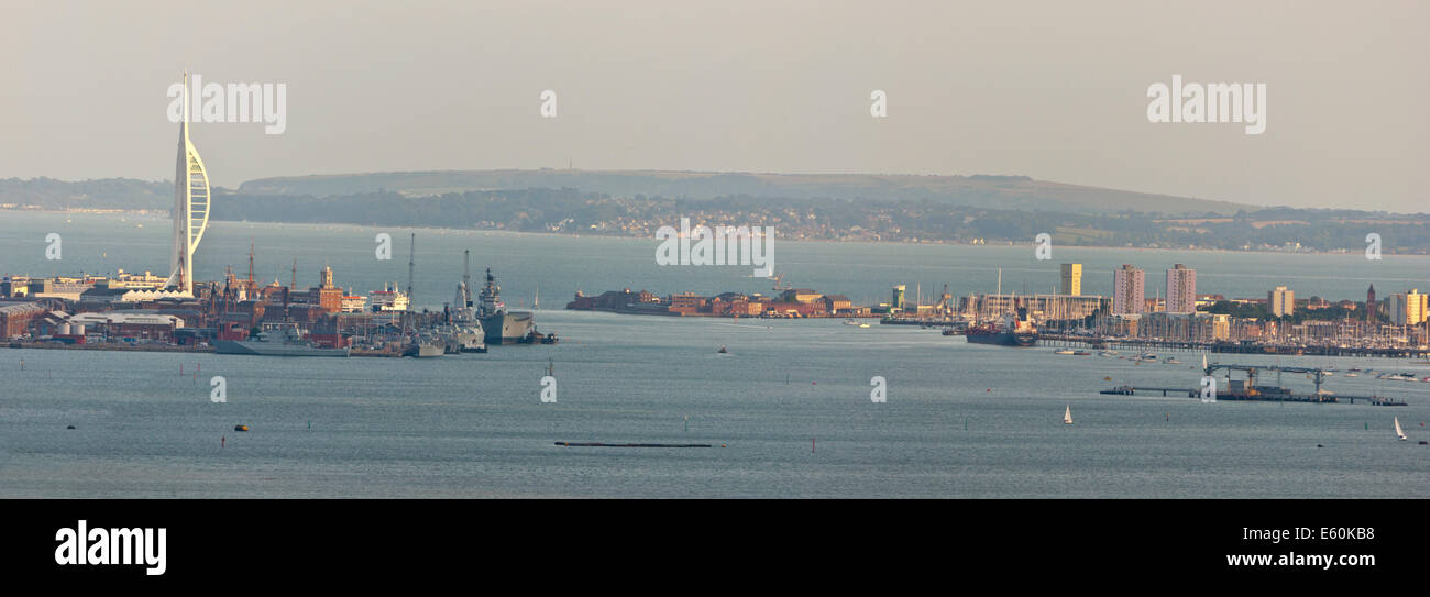 Il porto di Portsmouth e la città dalle porte Down Hill Foto Stock