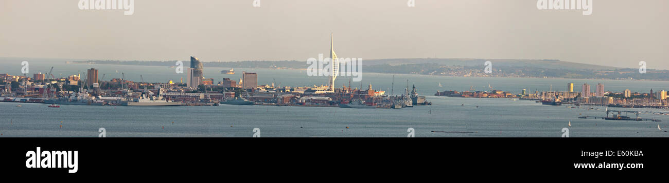 Il porto di Portsmouth e la città dalle porte Down Hill Foto Stock