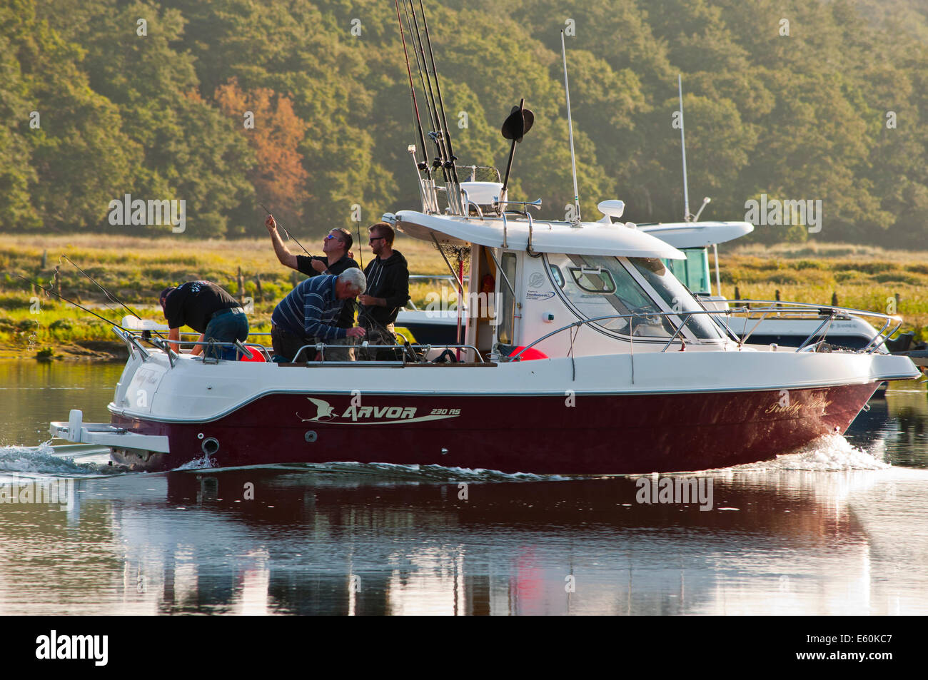 I pescatori sulla barca viaggio di pesca Foto Stock