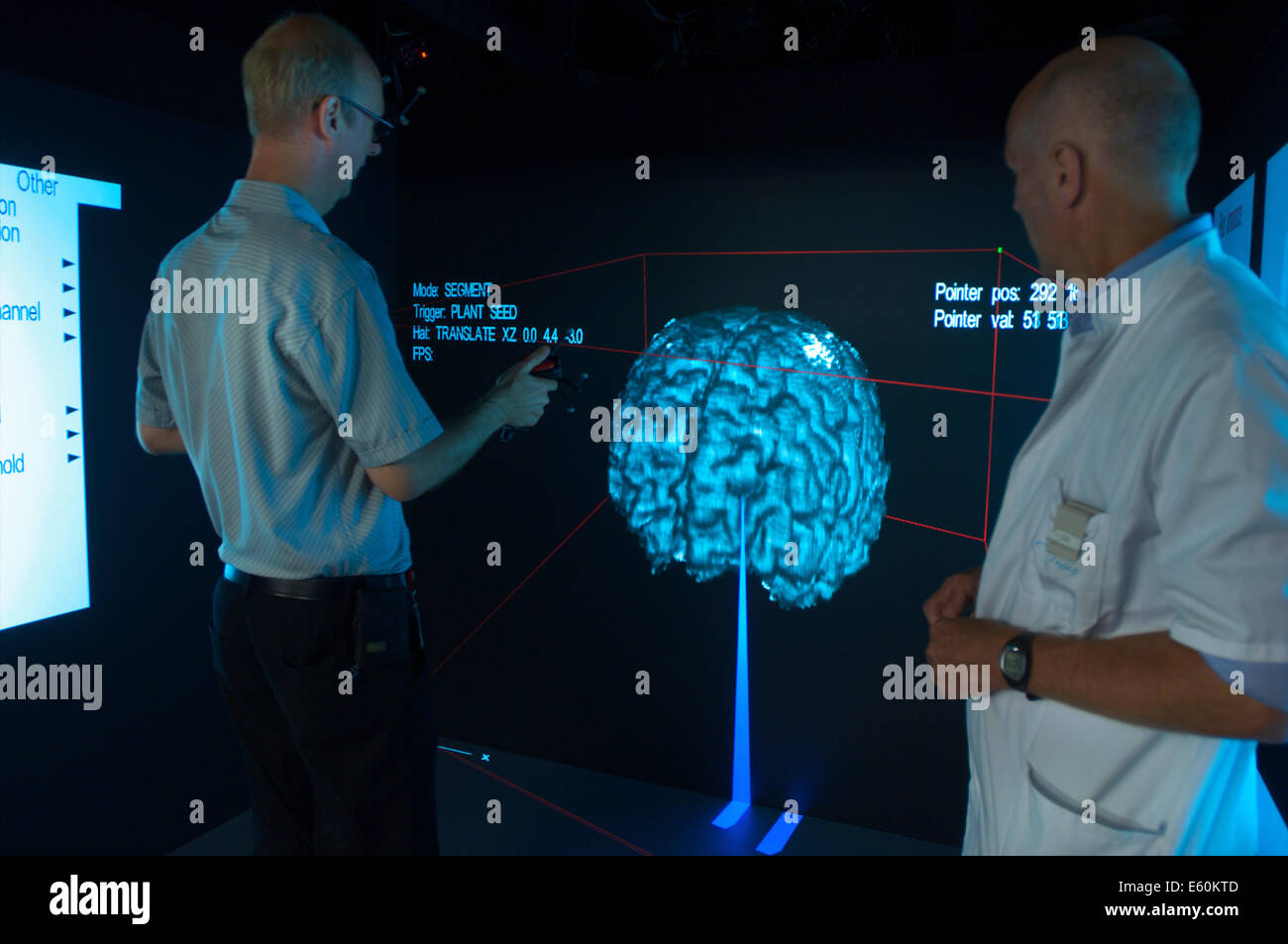 Il tecnico aiutando un medico specialista con un cervello virtuale di calibrazione di ricerca che sta facendo la ricerca sul morbo di Alzheimer Foto Stock