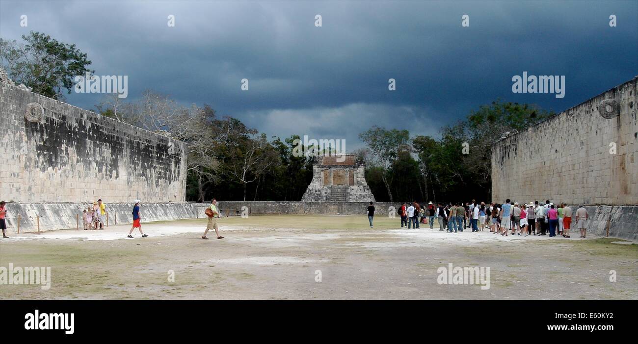 Il grande campo per il gioco della palla a Chichen Itza, Yucutan membro, Messico Foto Stock