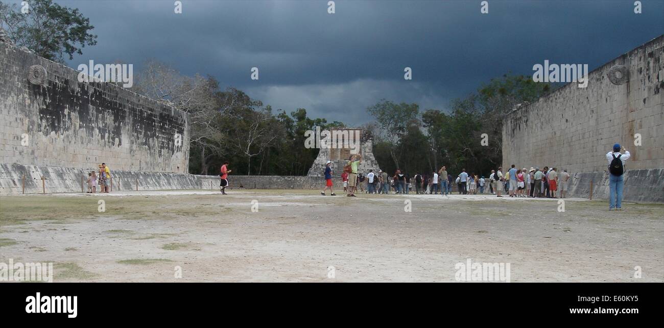 Il grande campo per il gioco della palla a Chichen Itza, Yucutan membro, Messico Foto Stock