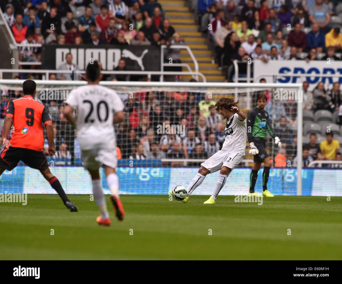 Newcastle, Regno Unito. 10 Ago, 2014. La pre stagione amichevole. Newcastle United versus Soceidad reale. Newcastle defender Fabricio Coloccini (2) cancella il credito a sfera: Azione Plus sport/Alamy Live News Foto Stock