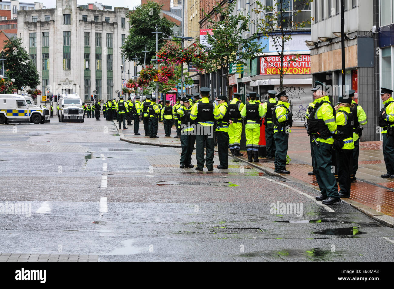 Belfast, Irlanda del Nord, Regno Unito. Il 10 agosto 2014. Decine di agenti di polizia, molti in piena sommossa outfits tenere indietro intorno 200 protestanti che protestavano contro una parata repubblicana. Credito: Stephen Barnes/Alamy Live News Foto Stock
