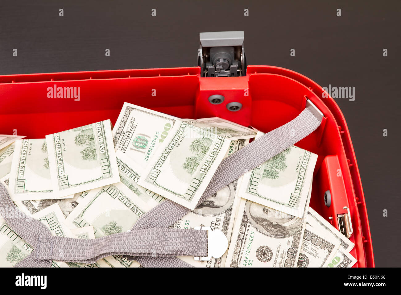 Un sacco di dollari su una valigia Foto Stock