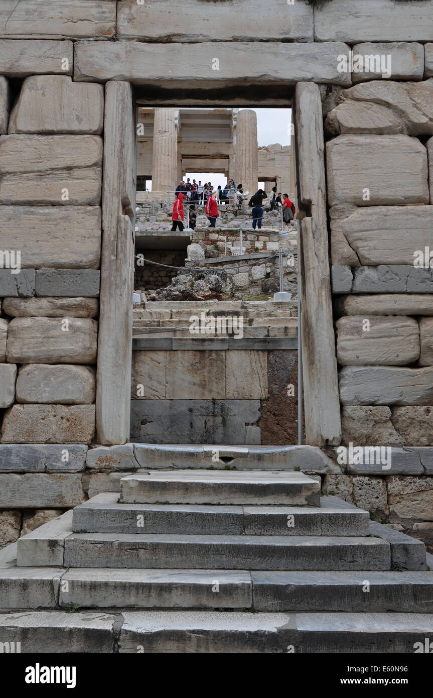Il Beule Gate e vista di Propylaia ingresso ovest all'Acropoli di Atene in Grecia. Foto Stock