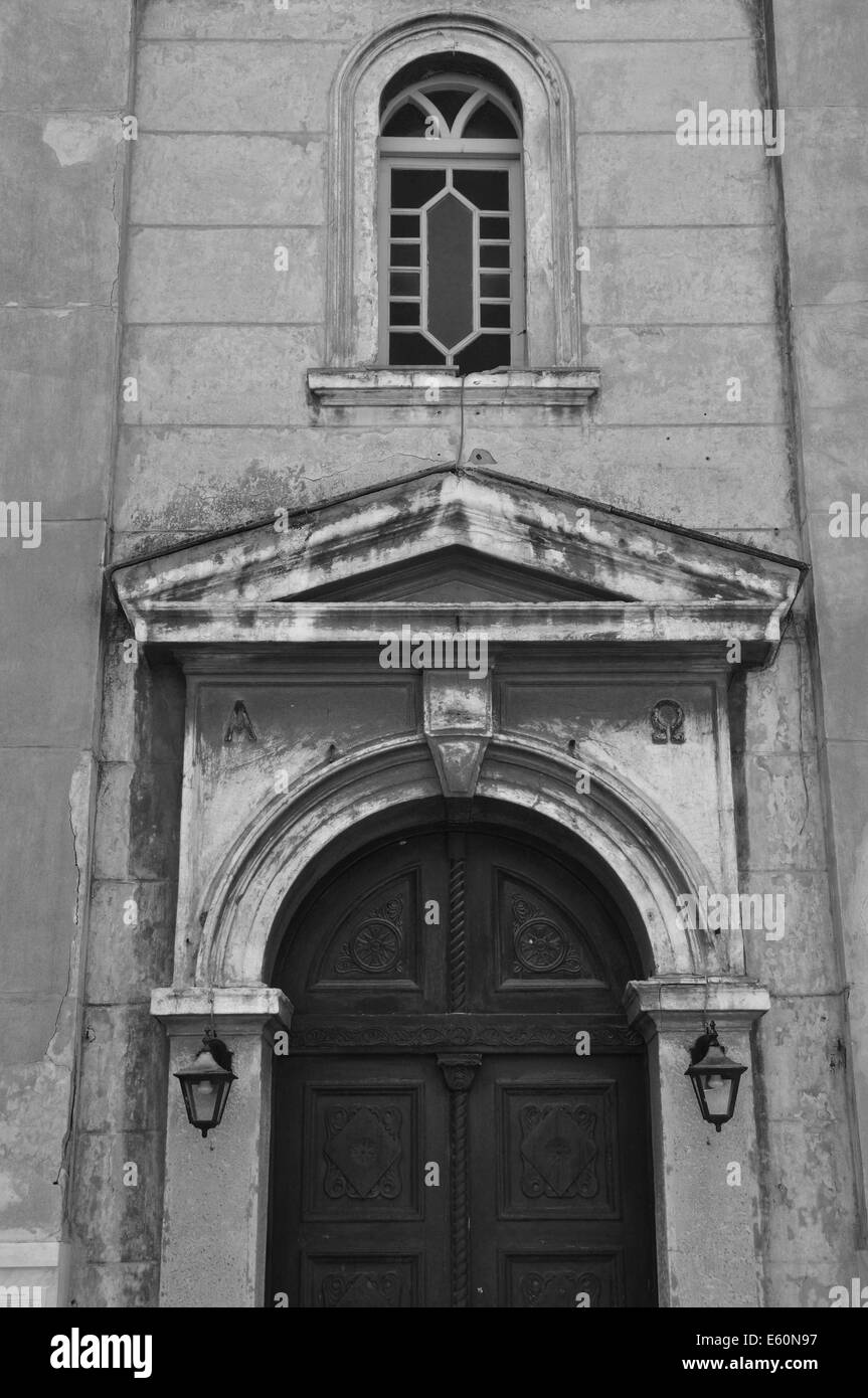 La chiesa bizantina esterno con alfa e omega iscrizione incisa. Arcuata di cancello di legno e parete spiovente in bianco e nero. Foto Stock