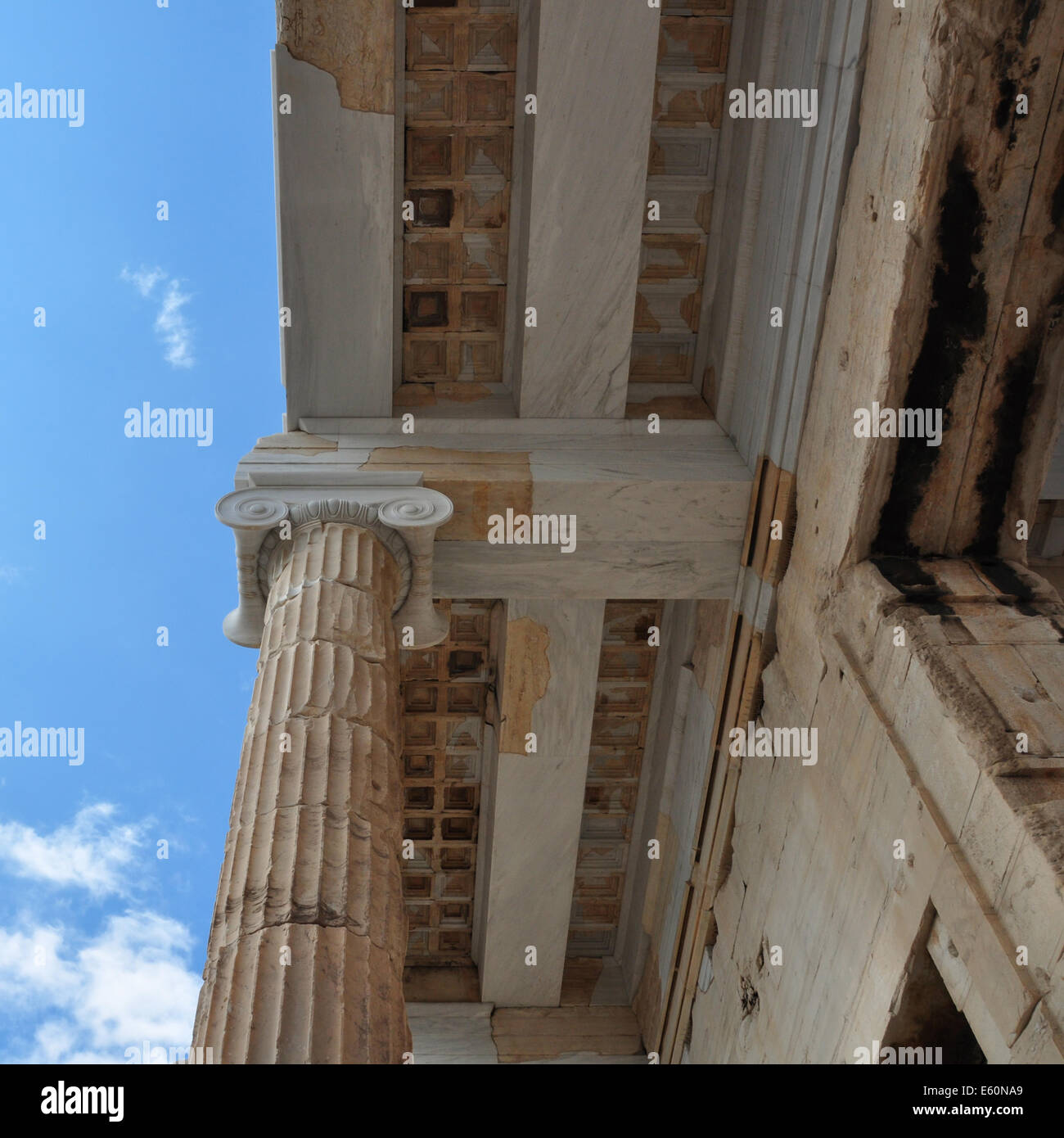 Colonna ionica e soffitto in marmo architettura antica dettaglio. Propylea Acropoli di Atene in Grecia. Foto Stock