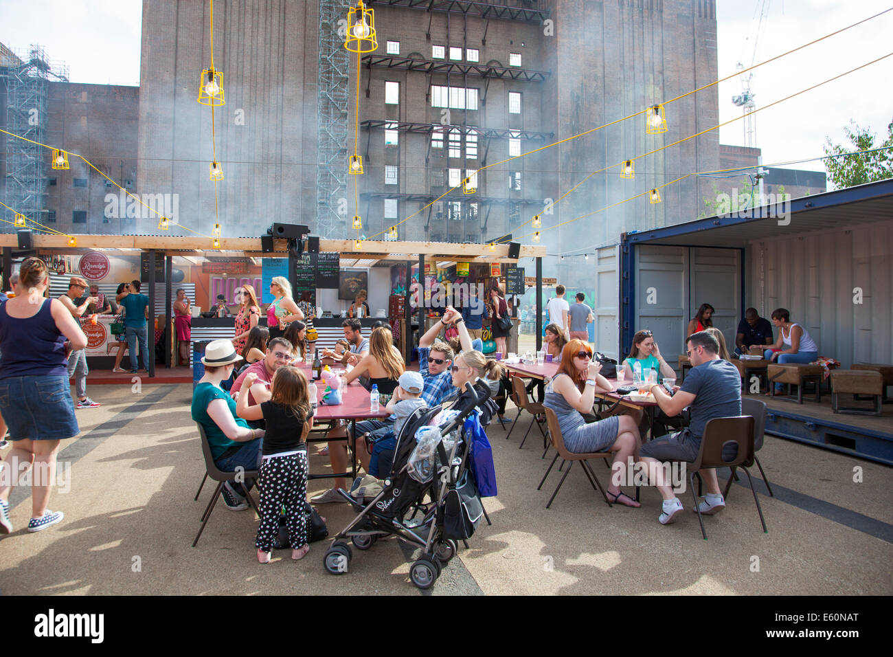 Londra, Inghilterra - 9 agosto 2014 la potenza di Sumner e Street Festa Festa a Battersea Power Station Foto Stock