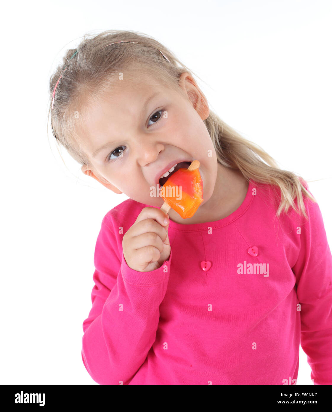 Bambina con gelato su sfondo bianco Foto Stock