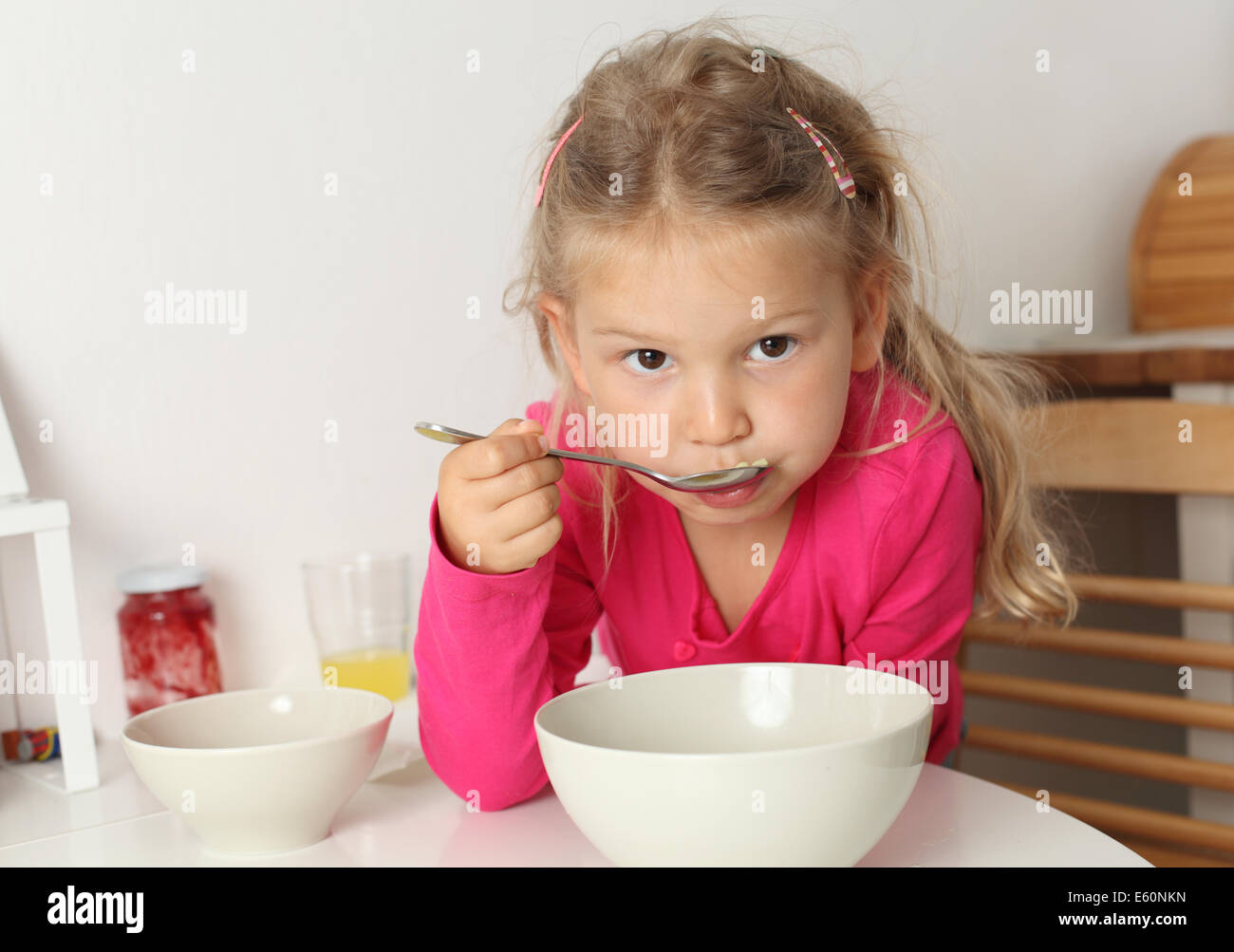 Carino quattro anno vecchia ragazza mangia la minestra a casa Foto Stock