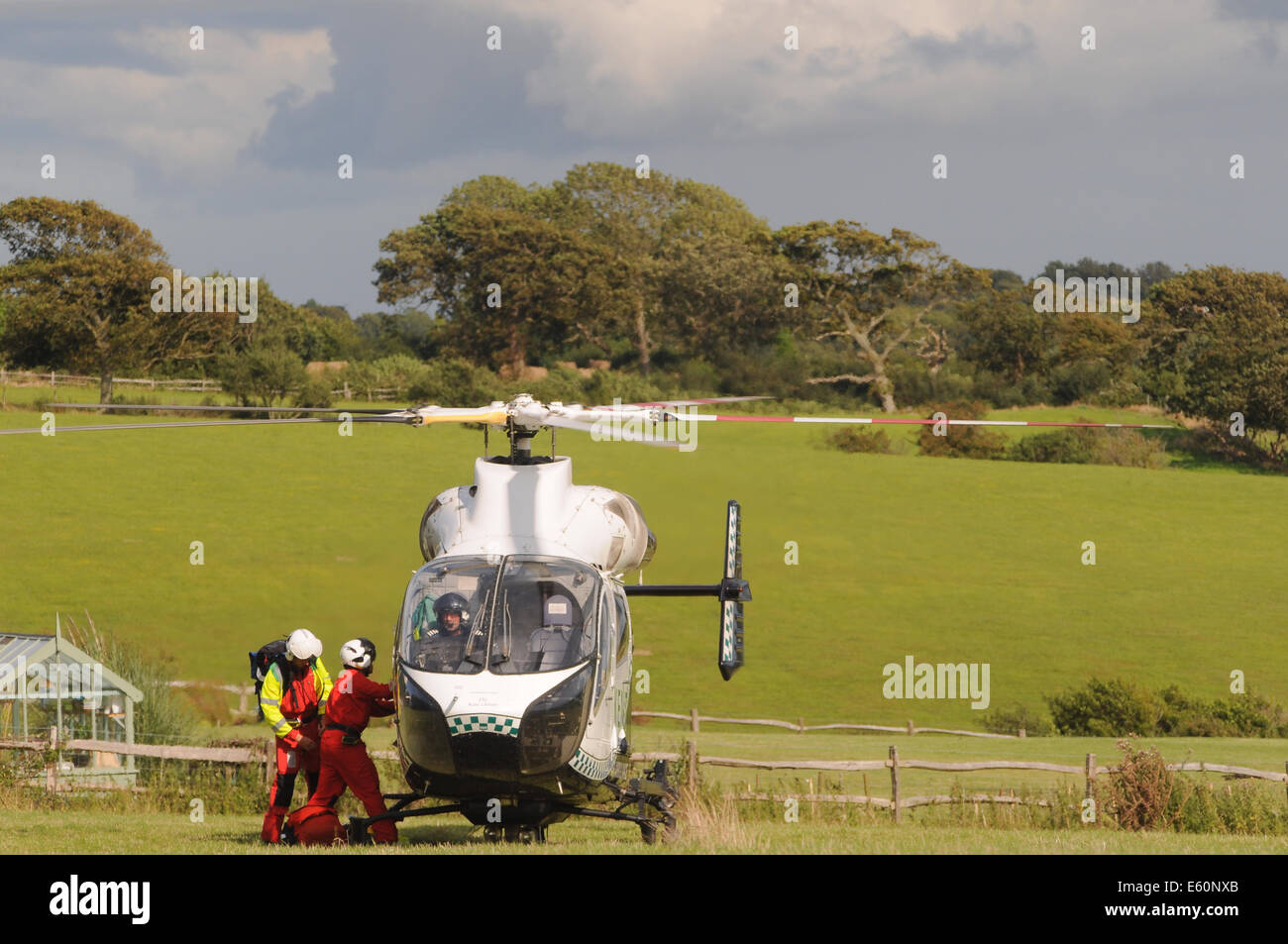 Bexhill, East Sussex, Regno Unito.10 agosto 2014. I servizi di emergenza in azione dopo un incidente stradale sulla A259 , Barnhorn Road, West di poco comune. Una signora è stata presa dalla scena di strada ambulanza polizia ha informato le ferite non erano gravi, evacuazione in elicottero non è stato richiesto da Kent orli che fu rapidamente sul sito. La gente del posto in corrispondenza della scena avvertire che questo è un normale incidente nero posto.. David Burr/Alamy Live News Foto Stock