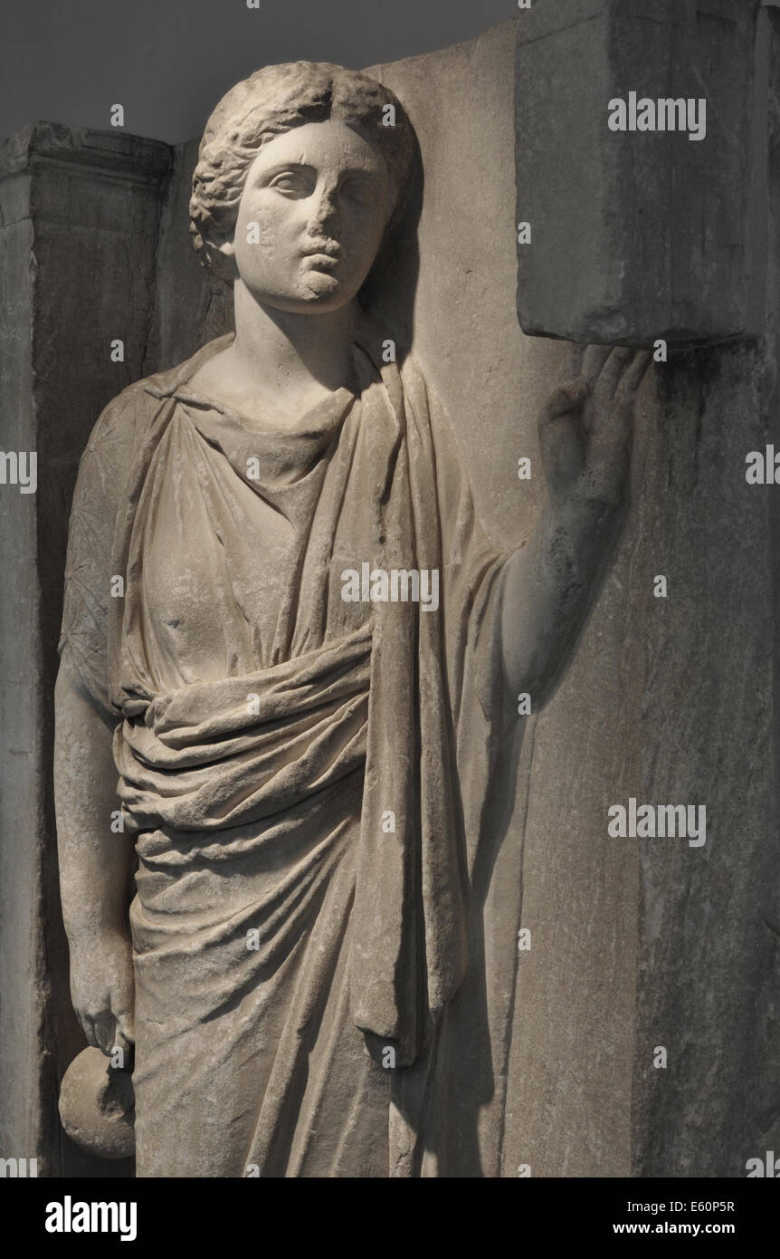 Hydriaphoros statua della donna che la porta hydria in ceramica con acqua in processione religiosa. Antica tomba sollievo da Keramikos cem Foto Stock