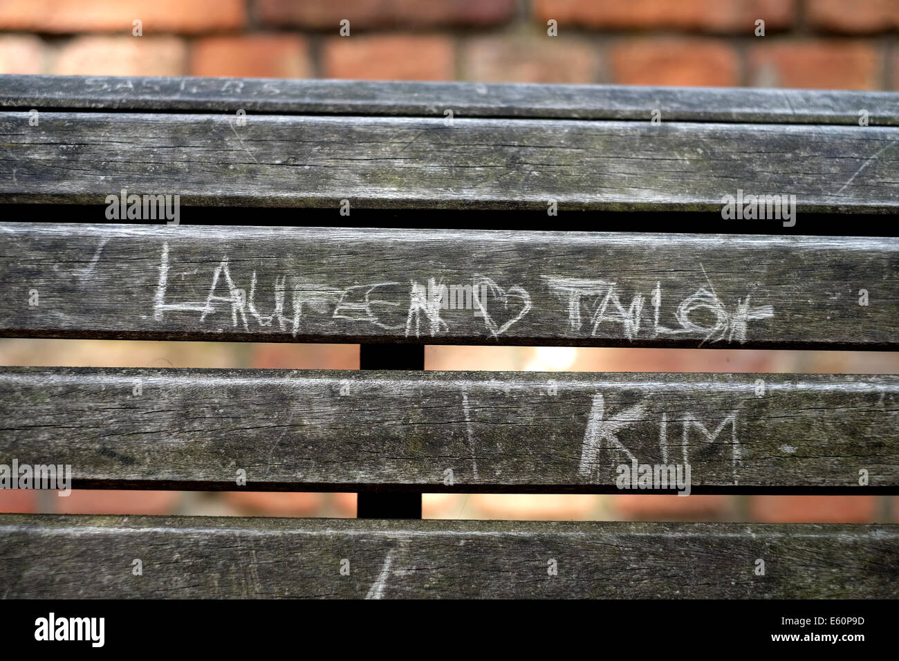 Una panchina nel parco ,i nomi in amore . Foto Stock