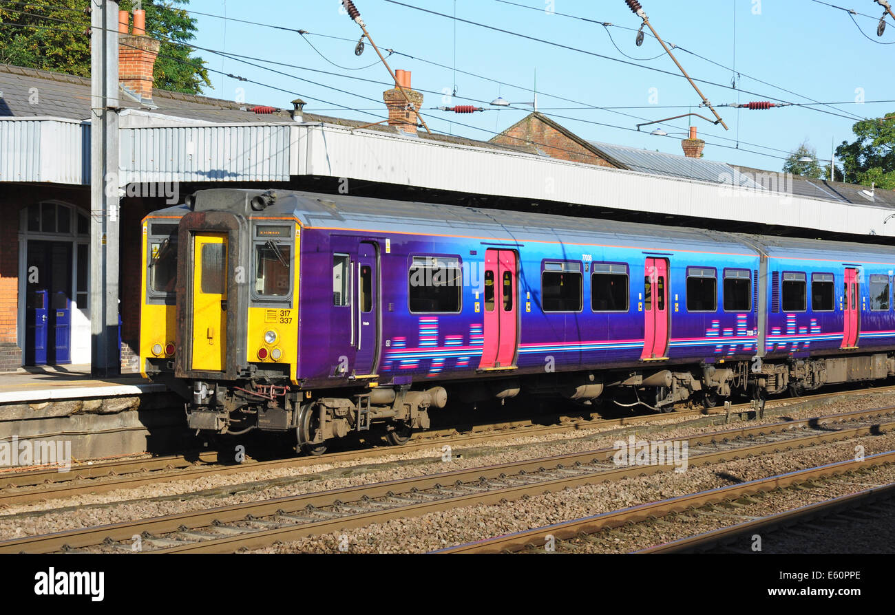 Classe 317 317337 EMU a Hitchin stazione ferroviaria, Hertfordshire, Inghilterra, Regno Unito Foto Stock