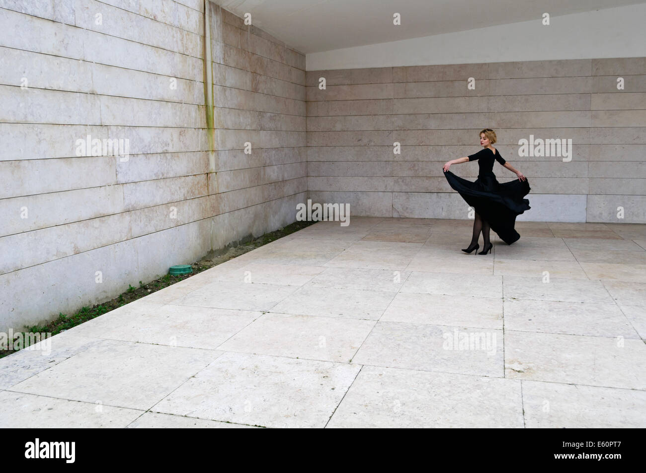 Ragazza in abito nero dancing Foto Stock