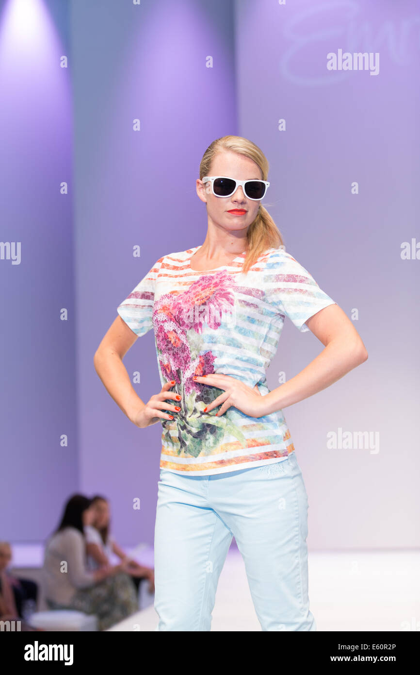 Birmingham, Regno Unito. 10 Ago, 2014. Womens usura sulla passerella Moda, disegni da Emreco, a Glasgow società costituita nel 1926. Essi descrivono se stessi come " pensare dalla nostra testa Scottish Office, ogni stagione offre Emreco contemporanea e moda indossabile per la donna più esigenti. Le nostre collezioni offrono un mix di guardaroba essentials e moderne silhouette con stampe innovative e dettagli di moda per il cliente che vuole essere individuale, elegante e fiducioso.' Credit: Paolo Hastie/Alamy Live News Foto Stock