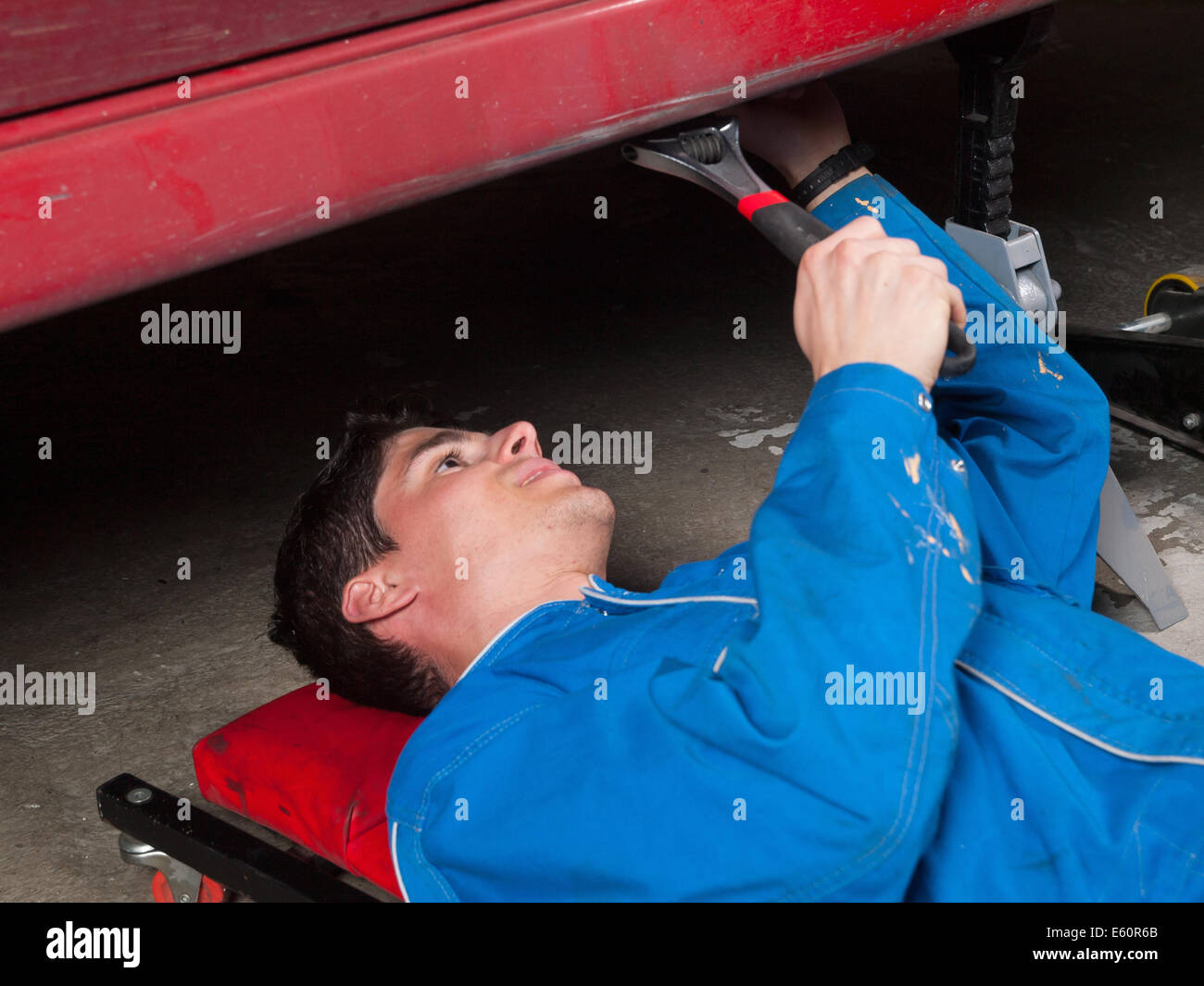 Mechanic la riparazione di un auto in un garage Foto Stock