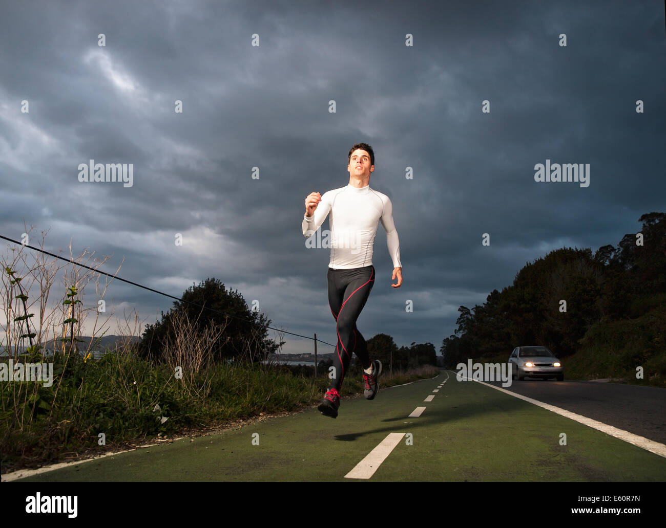 Runner uomo in strada di notte all'aperto Foto Stock