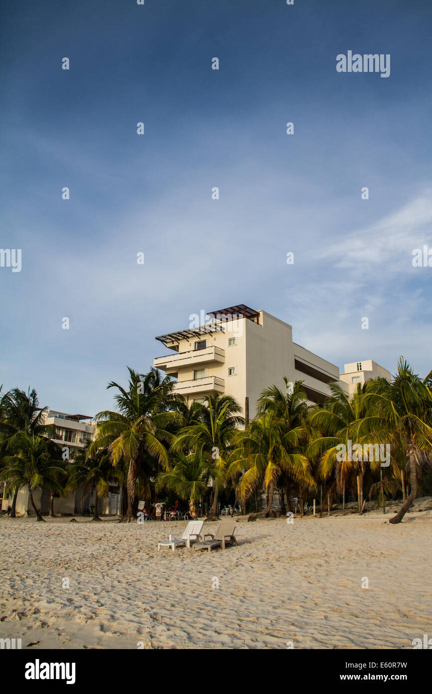 Un edificio resort in background in una bianca spiaggia Caraibica Foto Stock