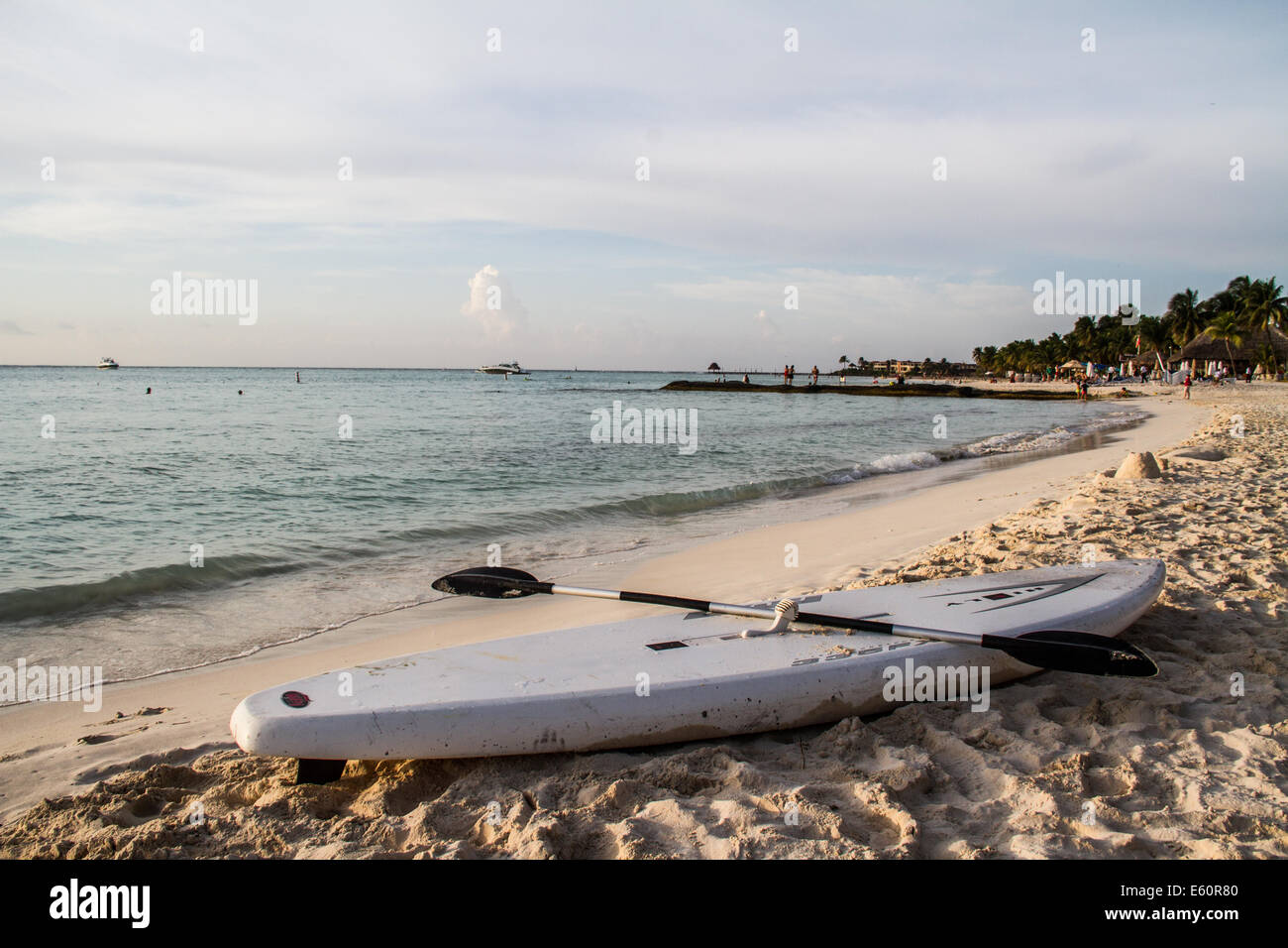Kayak parcheggiato a lato della spiaggia di Cancun Foto Stock