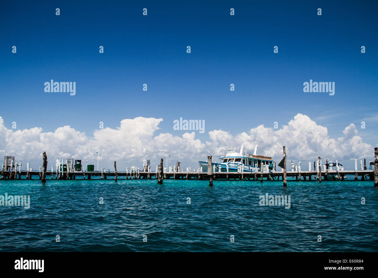 Imbarcazione turistica dietro il molo del Mar dei Caraibi in Messico Foto Stock