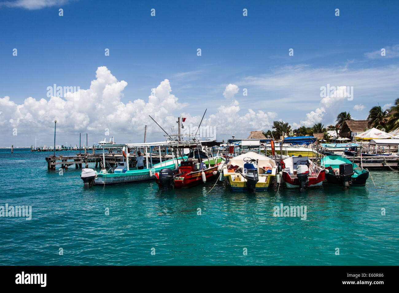 Barche di pescatori sulla spiaggia di Riva in Isla Mujeres Cancun, Messico su una bella giornata di sole Foto Stock