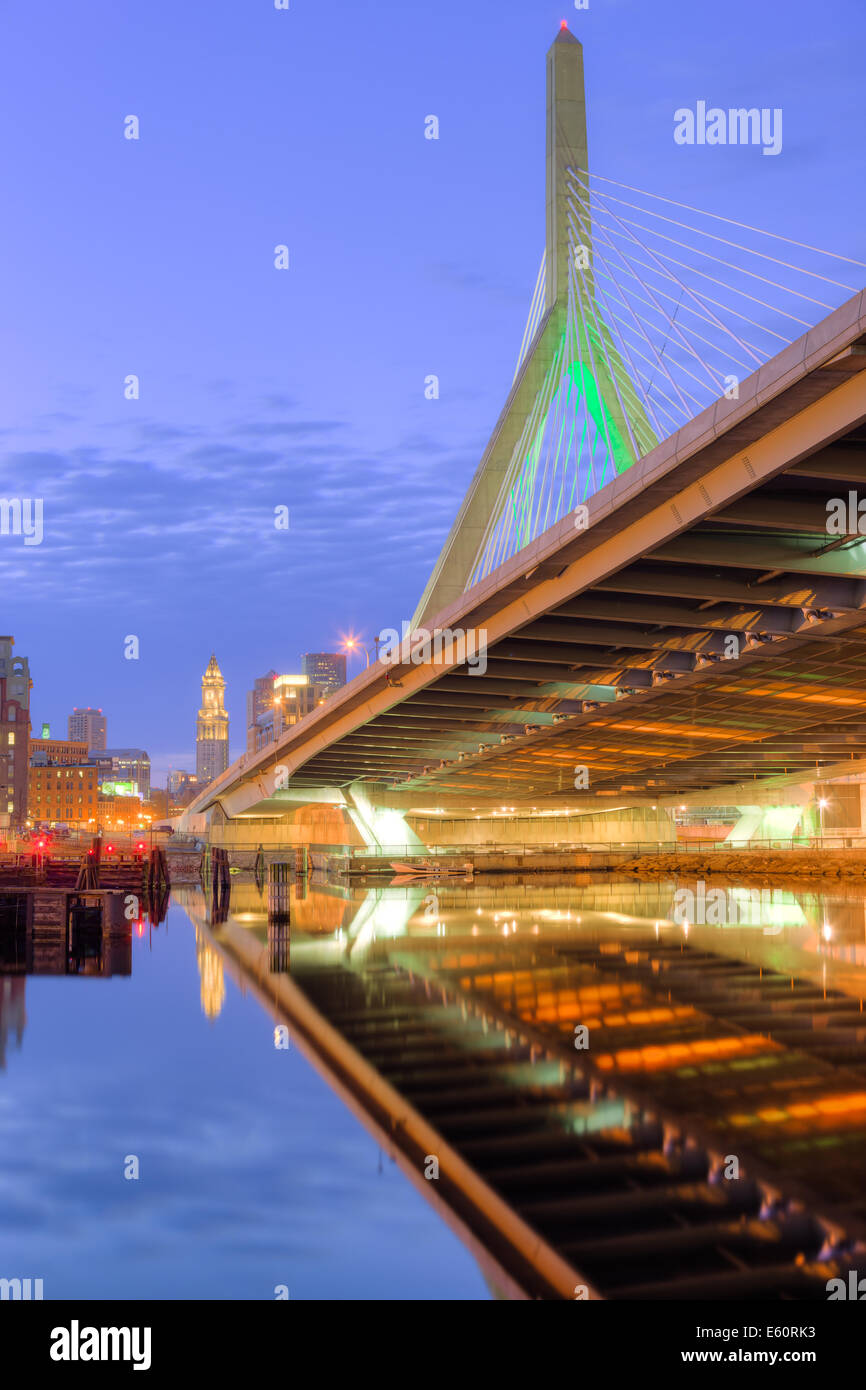 Il Leonard P. Zakim Bunker Hill Memorial Bridge riflessa sul fiume Charles all'alba di Boston, Massachusetts. Foto Stock