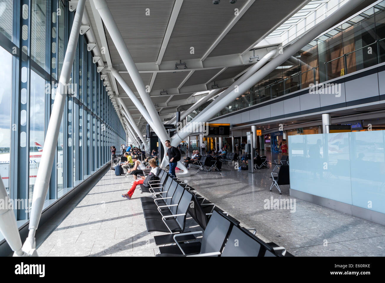 Aeroporto di Heathrow persone in attesa al cancello Foto Stock