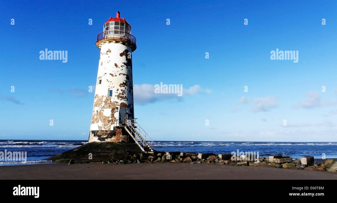 Talacre Light house nel Galles del nord. un vecchio faro abbandonati sulla spiaggia con la marea out Foto Stock