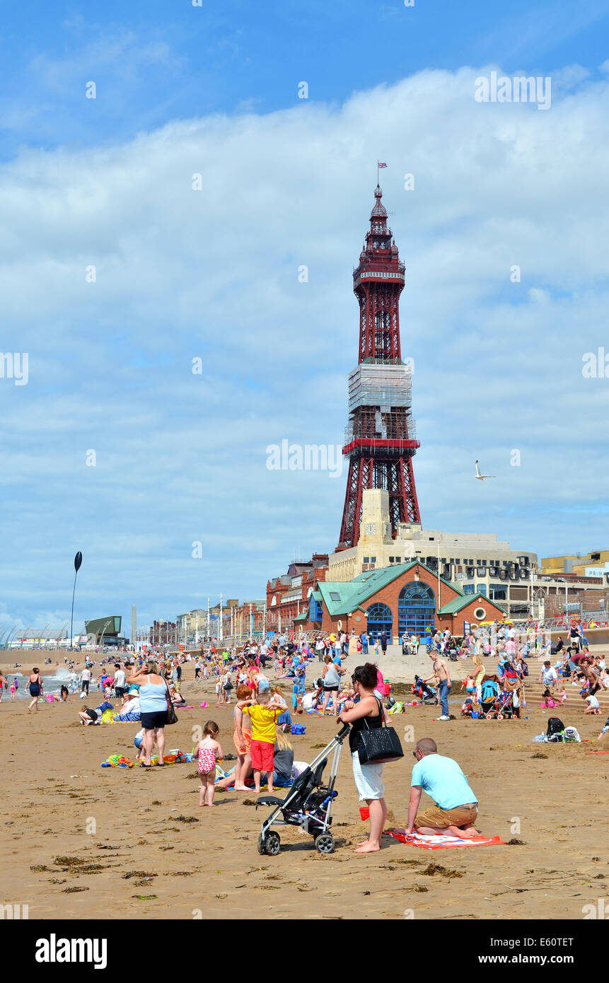 Le famiglie di fronte al mare a Blackpool, Inghilterra, Regno Unito Foto Stock