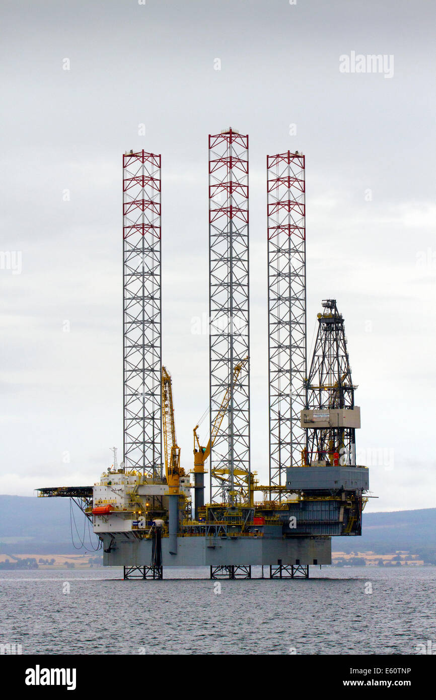 Invergordon, Scotland, Regno Unito. Prospector 1, Oil Rig insieme le imbarcazioni di servizio si sono schierati in Cromarty Firth per la riparazione e rinnovo. Negli anni settanta e ottanta nei dintorni di Nigg era noto per la costruzione di queste piattaforme. Il cantiere usato per questo ora è il tentativo di ristabilire la stessa come costruttore di grandi sulle turbine eoliche offshore e oil rig ristrutturazione poiché viene acquistata da Global Energy Group. Credito: Mar fotografico/Alamy Live News. Foto Stock