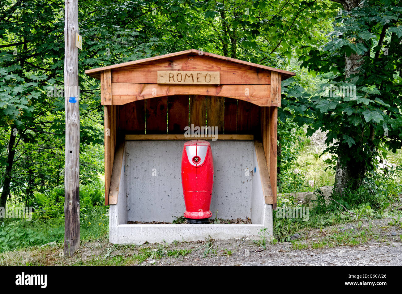 Grazioso rifugio in legno per un idrante di acqua nel villaggio di Le Lavancher nera Chamonix nelle Alpi francesi. Foto Stock