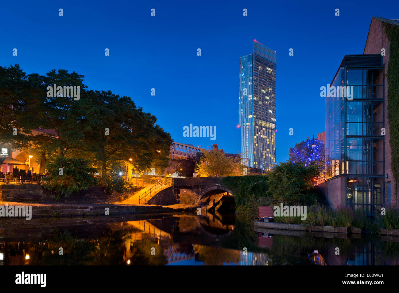 Il Castlefield Urban Heritage Park e centro storico canal area di conservazione con Beetham Tower in Manchester di notte. Foto Stock
