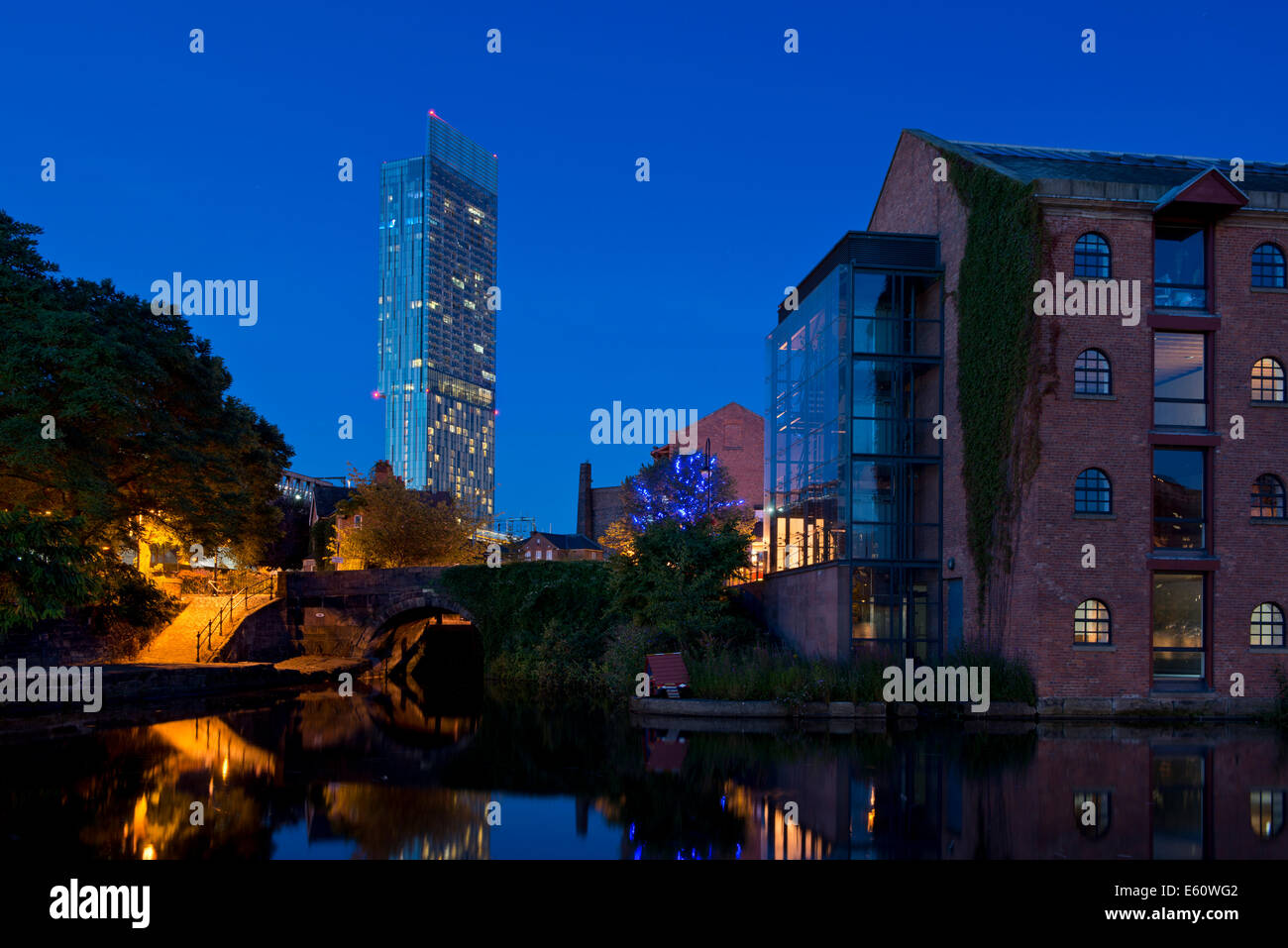 Il Castlefield Urban Heritage Park e centro storico canal area di conservazione con Beetham Tower in Manchester di notte. Foto Stock